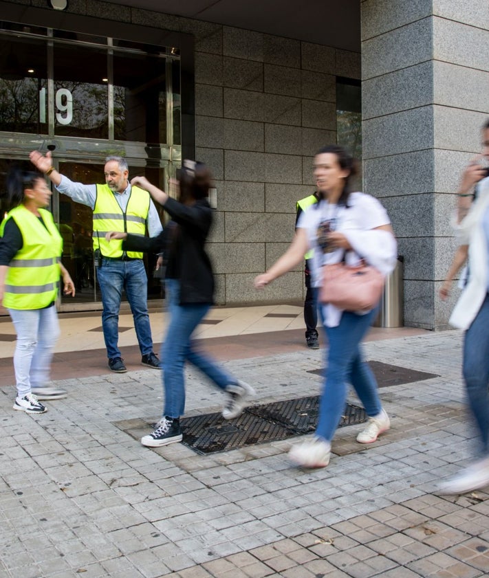 Imagen secundaria 2 - Simulacro de incendio enel edificio de oficinas del centro comercial Aqua.