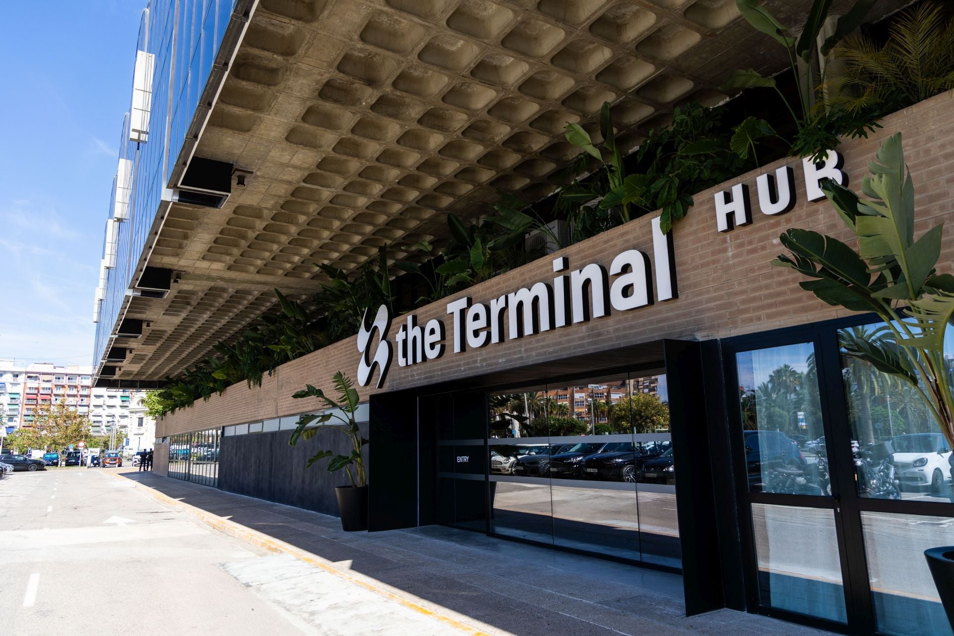 FOTOS | The Terminal Hub, la reinvención del edificio más brutal(ista) de Valencia
