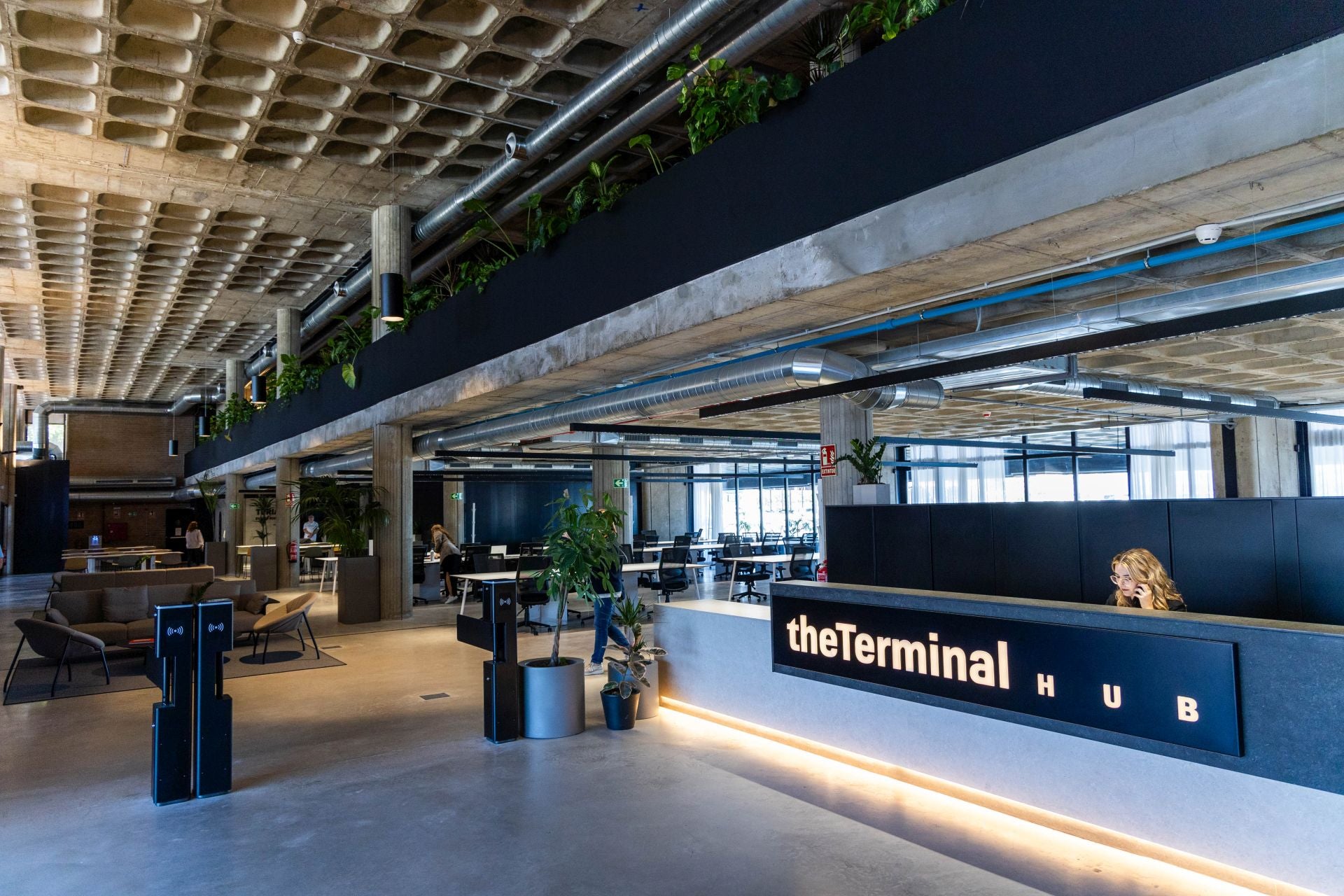FOTOS | The Terminal Hub, la reinvención del edificio más brutal(ista) de Valencia