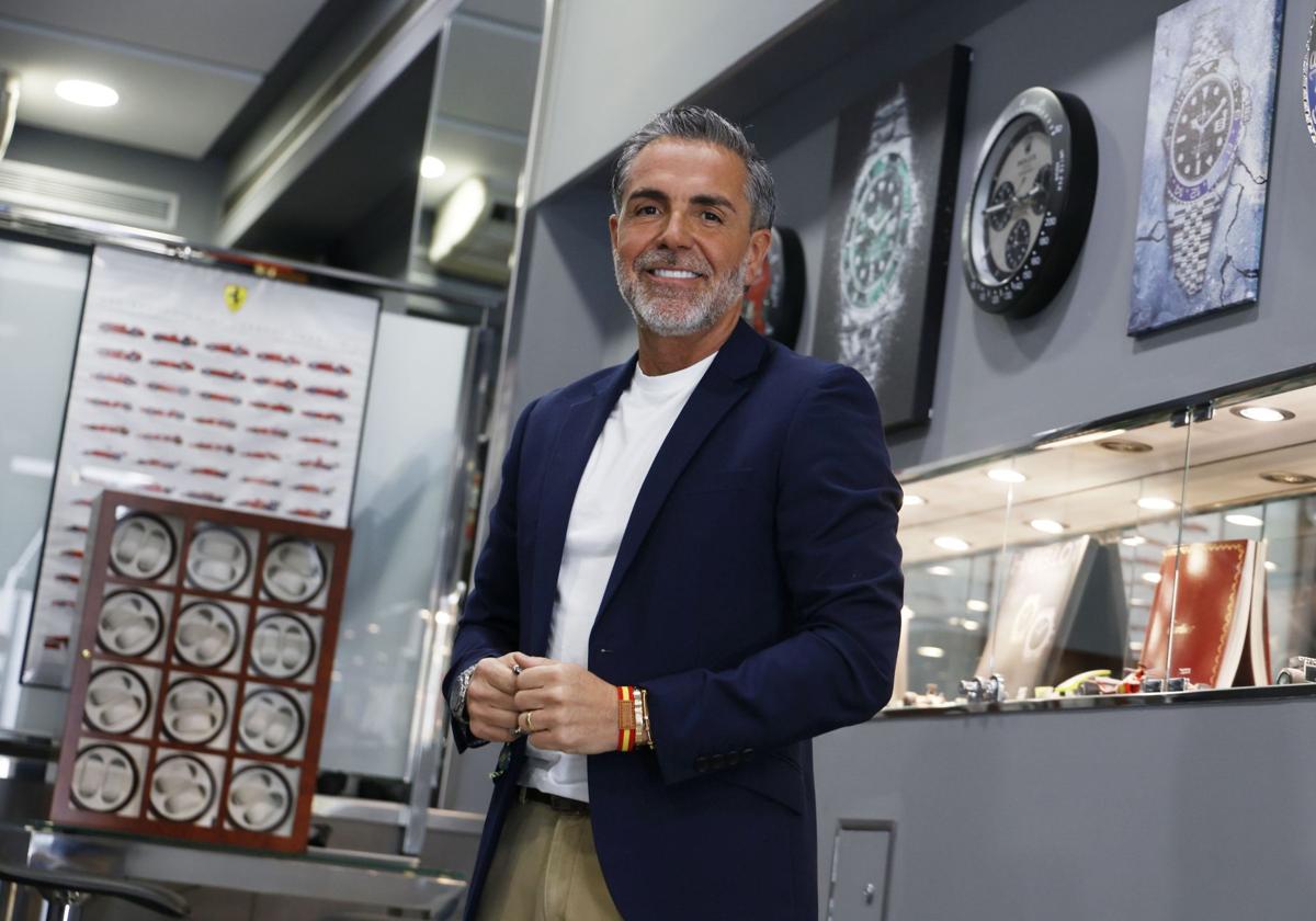 Manolo Barrios, en su local de la calle Colón.