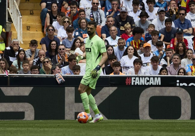 Mamardashvili, protagonista en los primeros minutos del partido.