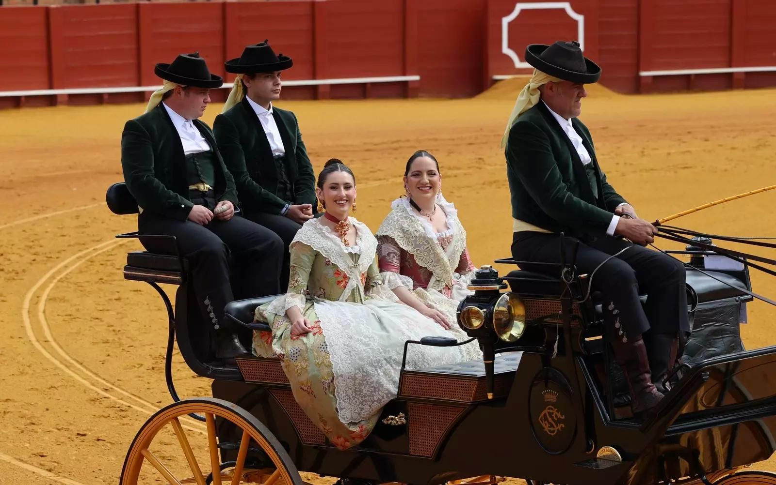 Las falleras mayores de Conde Salvatierra, Cristina Uña Ivars, y de Grabador Esteve, Blanca Giner Zarranz, desfilando en la Maestranza.