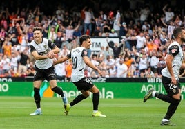 Pepelu, Almeida y Rioja, durante el partido ante el Getafe.