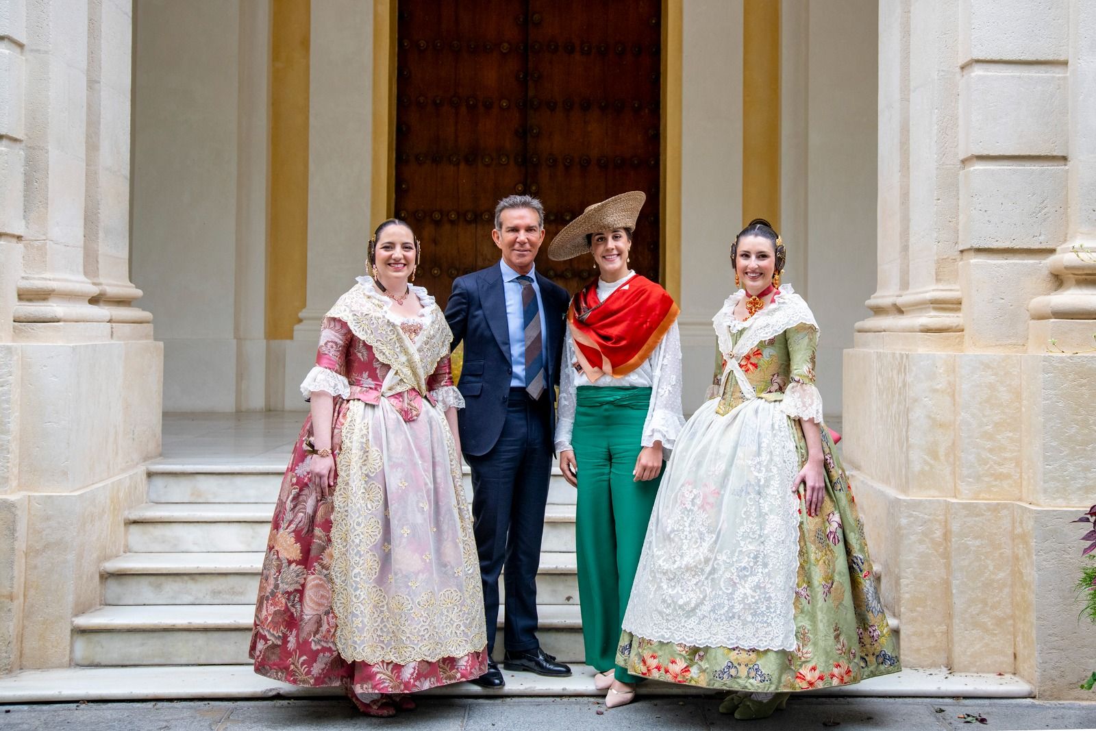 Las falleras junto a Rogelio Gómez Usin y la deportista Carolina Marín.