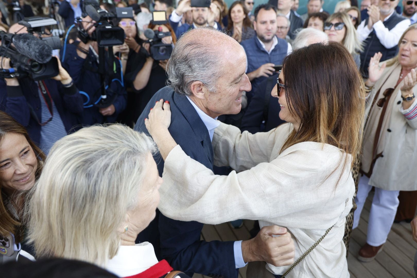 Fotos: los asistentes al mitin de Camps en Valencia