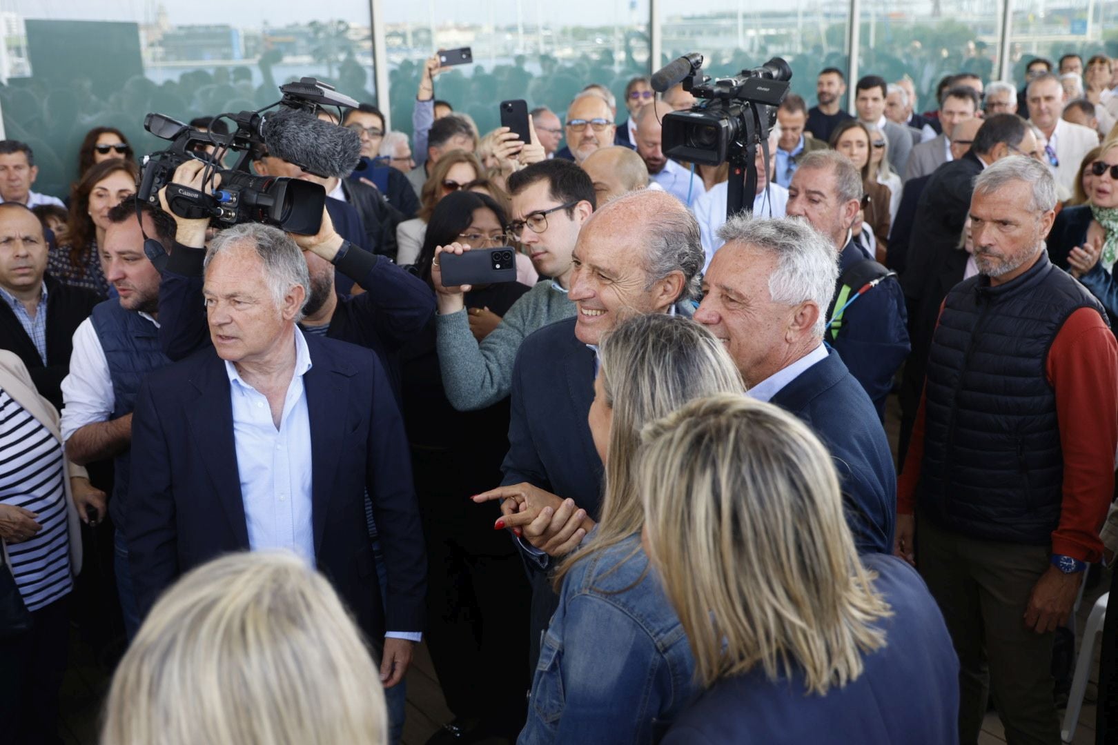 Fotos: los asistentes al mitin de Camps en Valencia