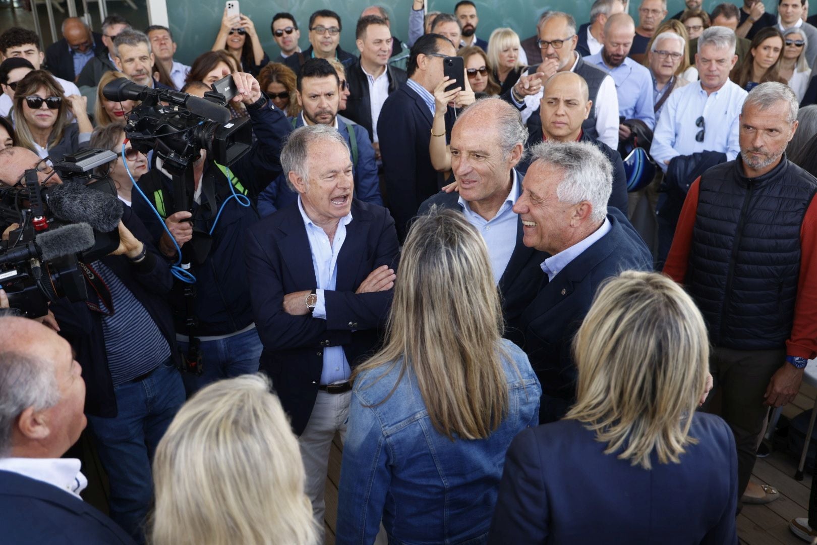 Fotos: los asistentes al mitin de Camps en Valencia