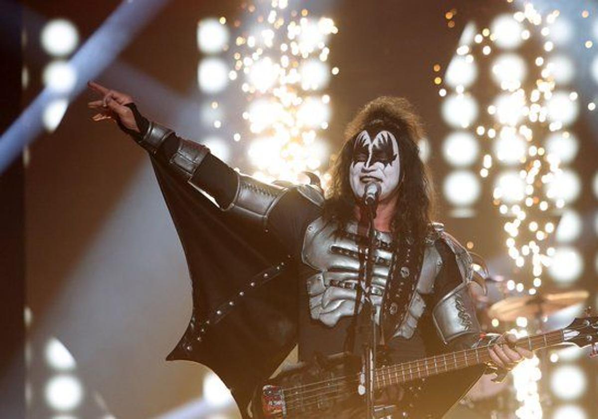 Bertín Osborne sorprende en 'Tu cara me suena' con su lado más rockero y dona el premio a la asociación de su hijo