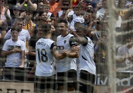 Los jugadores del Valencia celebran uno de los goles.
