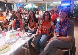 Aficionadas del Valencia Basket disfrutando del partido en el bar.