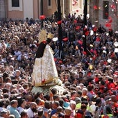 La Mare de Déu, en un momento del Traslado en la plaza de la Virgen.
