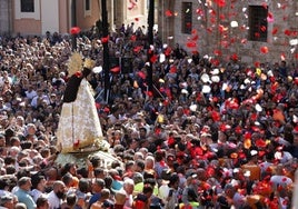 La Mare de Déu, en un momento del Traslado en la plaza de la Virgen.