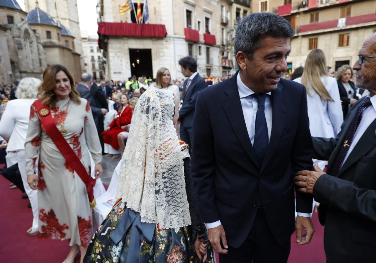 Carlos Mazón y María José Catalá en la plaza de la Virgen, este domingo.