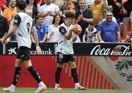 Diego López celebra el gol con el Valencia.