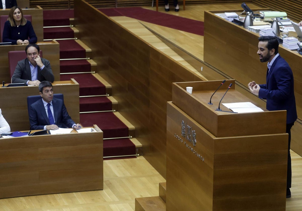 Muñoz habla en Corts en presencia de Mazón.