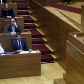 Muñoz habla en Corts en presencia de Mazón.
