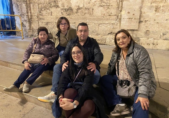 María José Quiles y su marido, Miguel Salcedo, e hija, junto a vecinas de Catarroja.