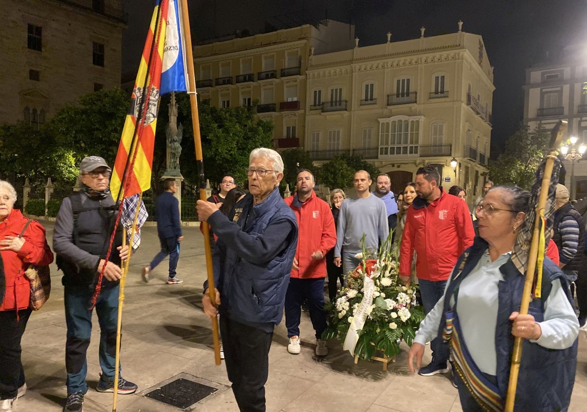 Imagen principal - Peregrinos de Paterna, con su alcalde, y caminantes del Marquesat.