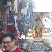 La Virgen de los Desamparados avanza por el centro de la ciudad entre pétalos al vuelo.