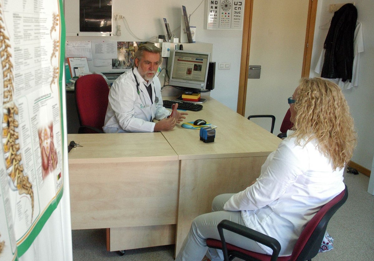 Un médico atiende a una paciente en la consulta.