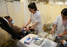 Dos enfermeras atienden a un paciente.