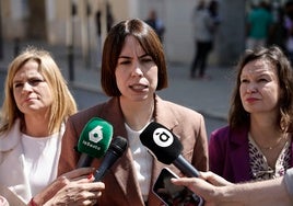 Diana Morant, la semana pasada, entre Pilar Bernabé y Leire Pajín.