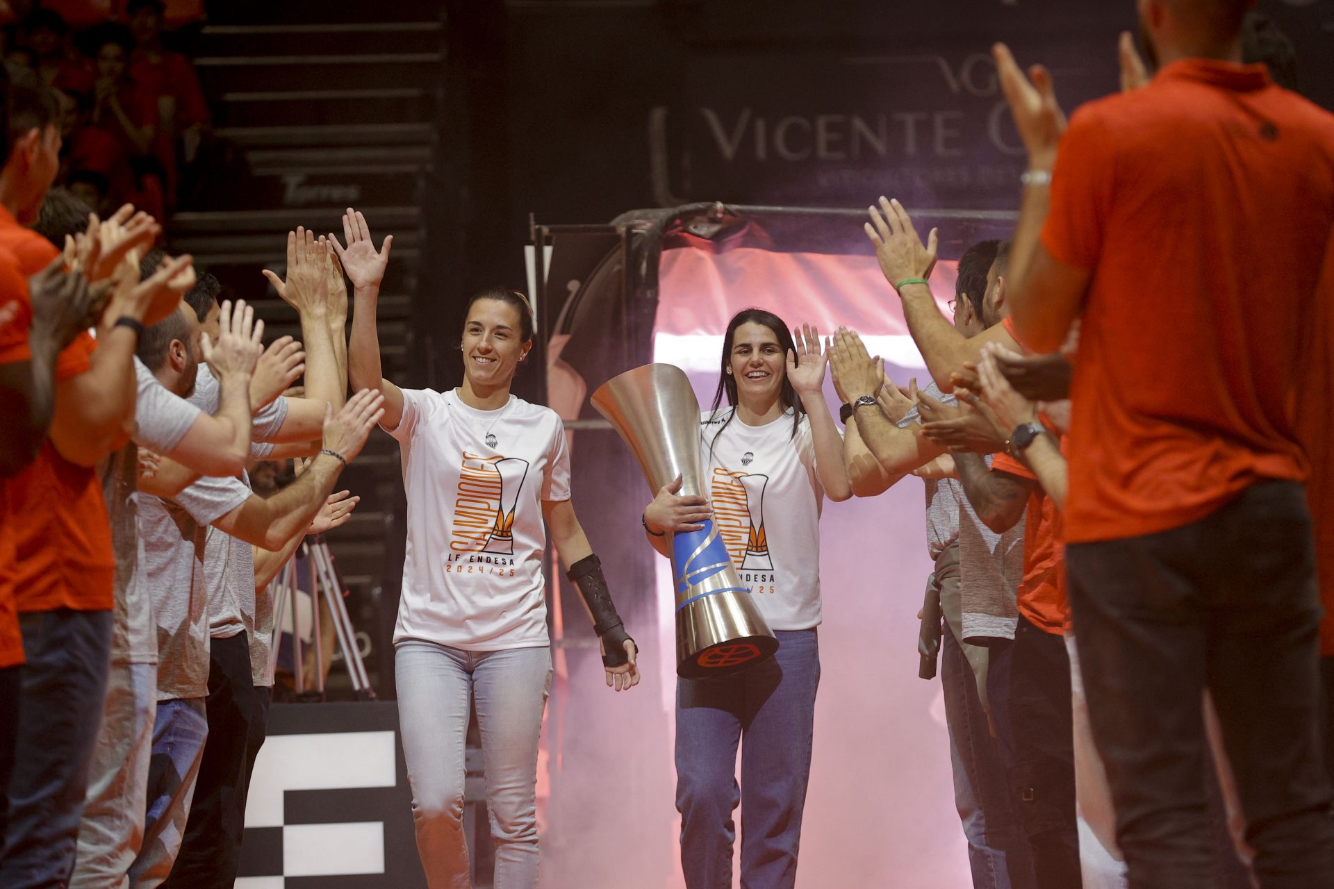 El Valencia Basket femenino celebra su tercer título consecutivo