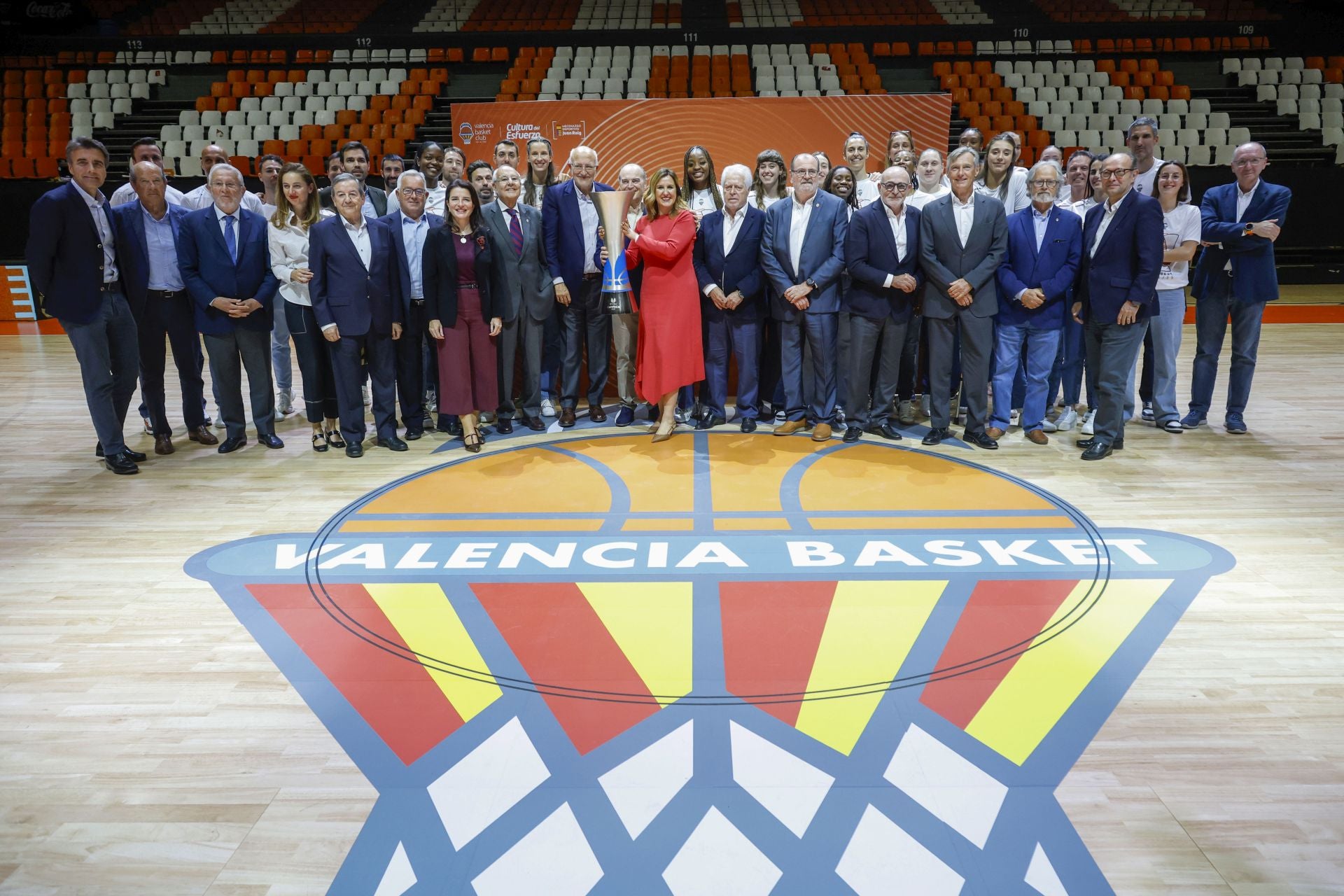 El Valencia Basket femenino celebra su tercer título consecutivo