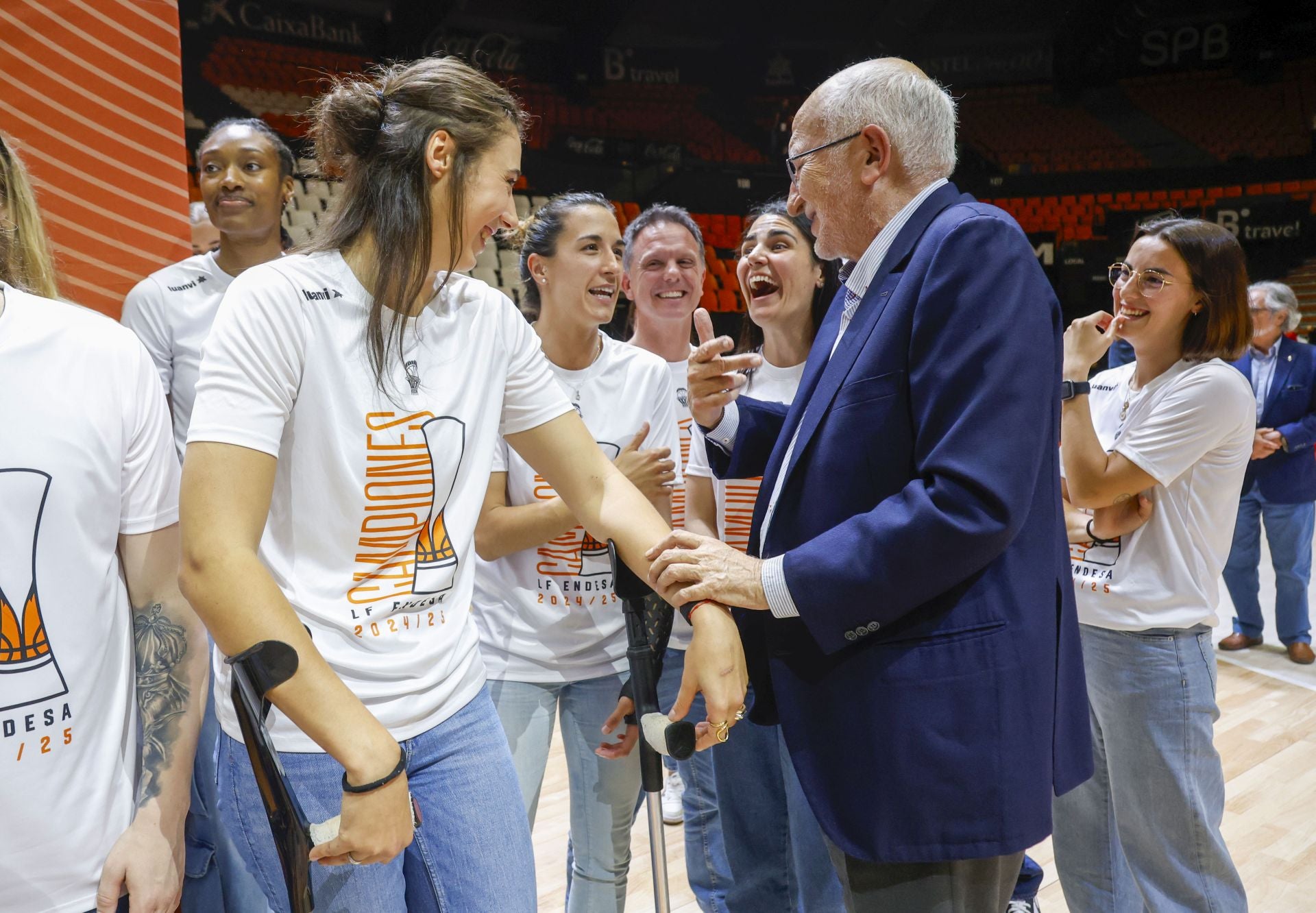 El Valencia Basket femenino celebra su tercer título consecutivo