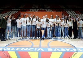 La plantilla y el cuerpo técnico con el trofeo.