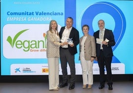 Carlos Ledó, fundador y CEO de Veganic, recibe el galardón en los Premios EmprendeXXI.