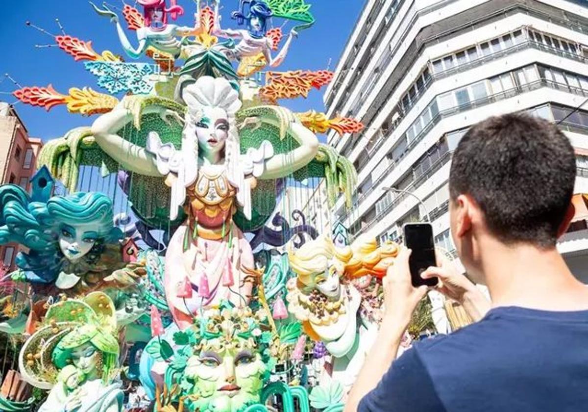 La asociación Fogueres Especials d'Alacant presenta sus bocetos y maquetas digitales 2025