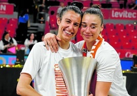 Alba Torrens y Raquel Carrera, con la copa de campeonas de Liga Femenina.
