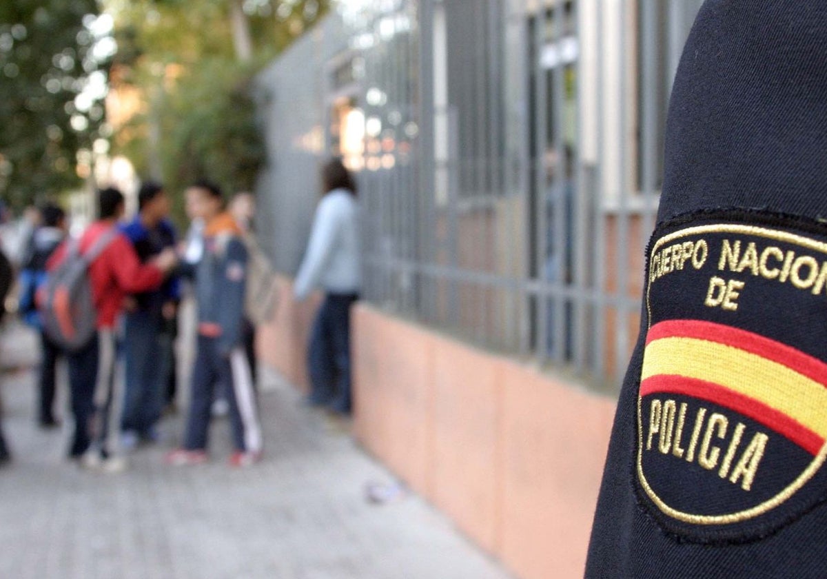 Vigilancia policial junto a un instituto, en una imagen de archivo.