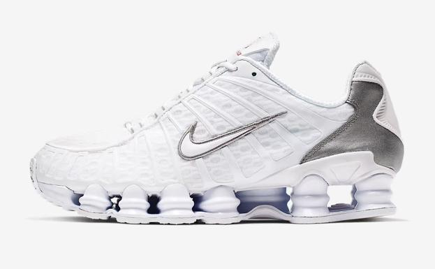 Nike Shox en color blanco, con su estética futurista que ha conquistado a Bella Hadid.