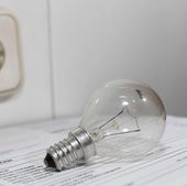 Una bombilla sobre una factura de la luz, imgen de recurso.