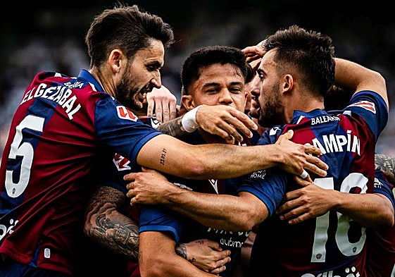 Los jugadores del Levante celebran uno de los goles del sábado contra el Elche.