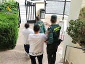 Las dos personas arrestadas, a la salida de las dependencias de la Benemérita.