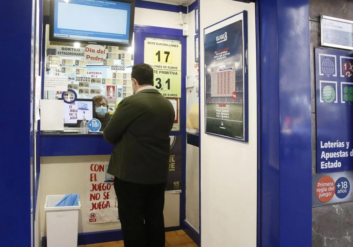 Un jugador compra su boleto en una administración de Lotería, imagen de archivo.