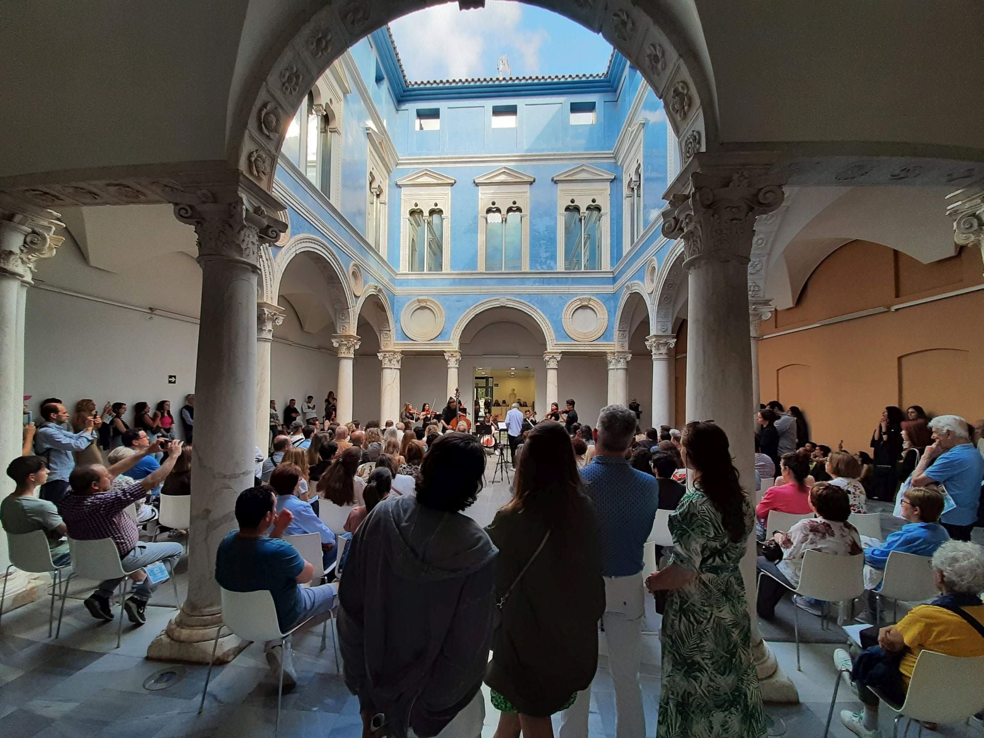 Público en el Museo de Bellas Artes de Valencia.