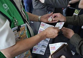 Venta de un cupón de la ONCE, en una imagen de archivo.