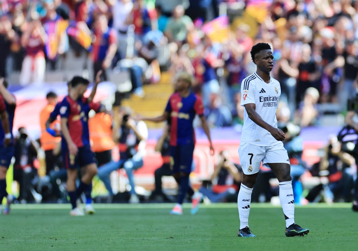 Vinícius recibe el balón de playa en el clásico