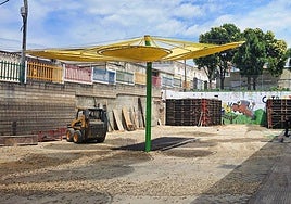 Obras en el patio de un colegio.