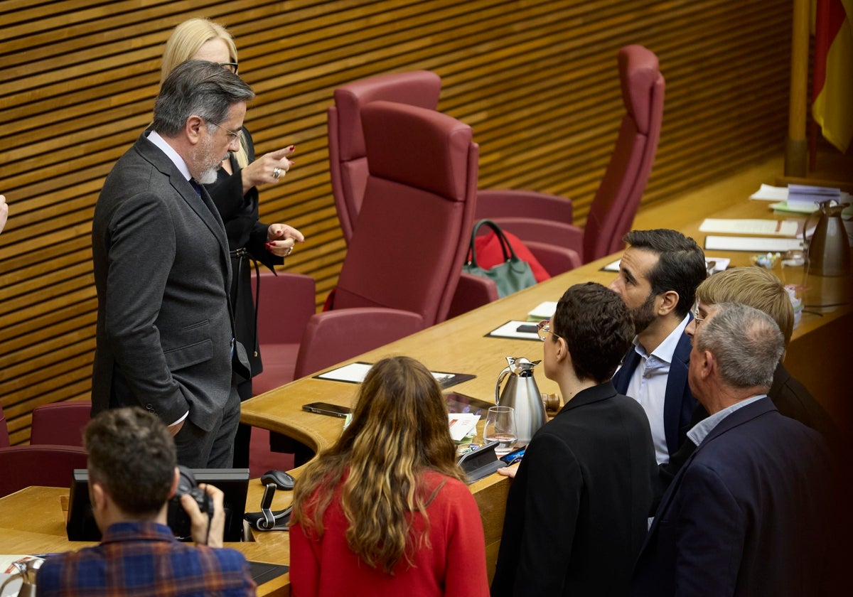 Diputados de PSPV y Compromís conversan con el vicepresidente primer de la Mesa, Alfredo Castelló.
