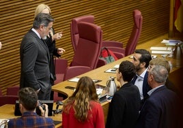 Diputados de PSPV y Compromís conversan con el vicepresidente primer de la Mesa, Alfredo Castelló.