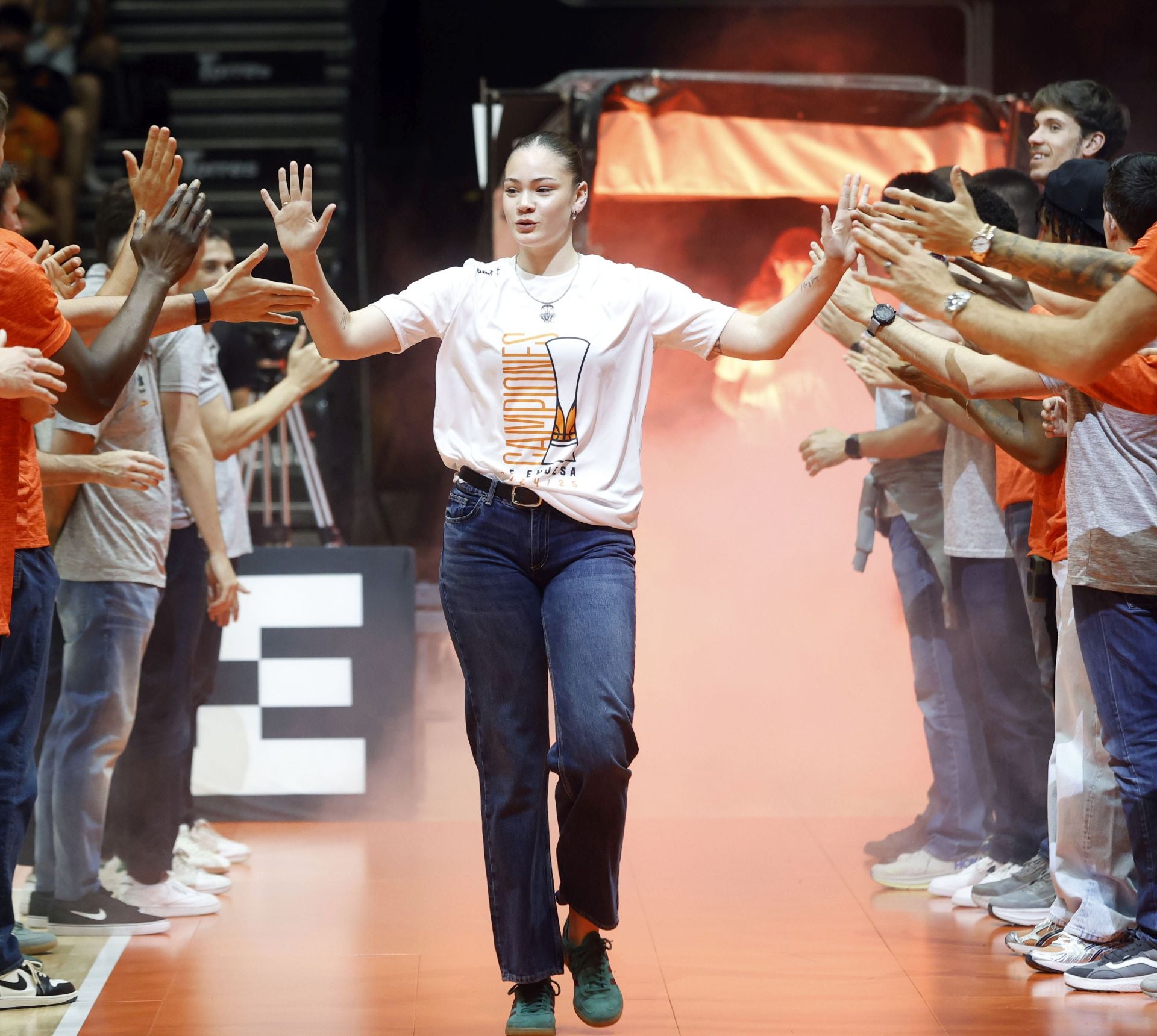 El Valencia Basket femenino celebra su tercer título consecutivo