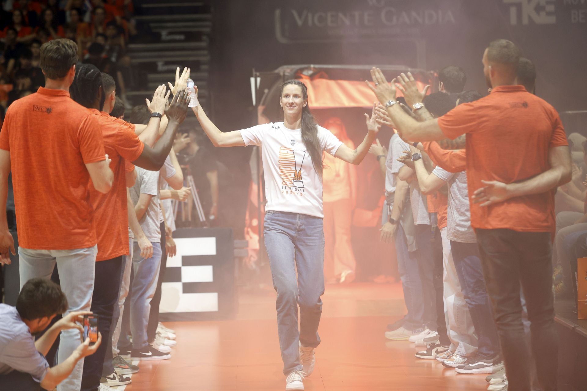 El Valencia Basket femenino celebra su tercer título consecutivo