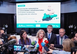 Ruth Merino atiende, junto a los consejeros murciano y manchego, las declaraciones de la consejera andaluza Carolina España.