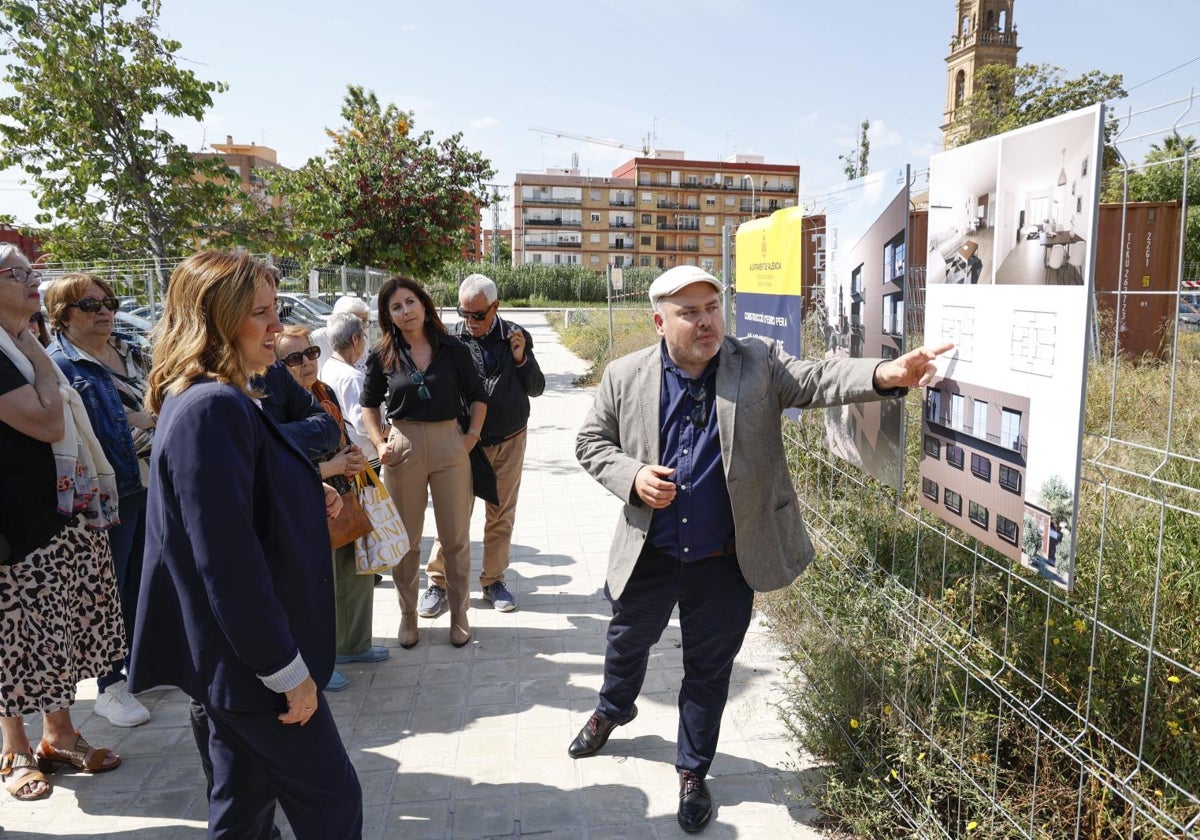 Catalá, a la izquierda, atiende a las explicaciones sobre las obras.