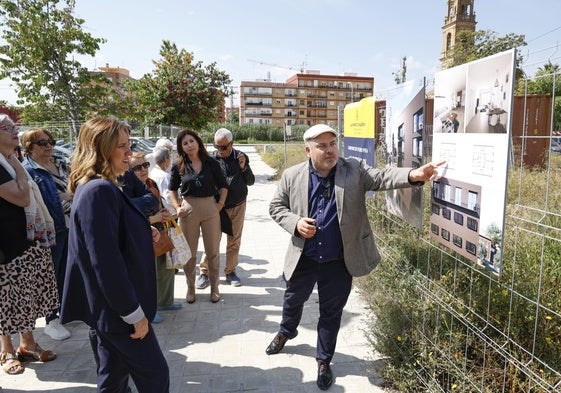 Catalá, a la izquierda, atiende a las explicaciones sobre las obras.